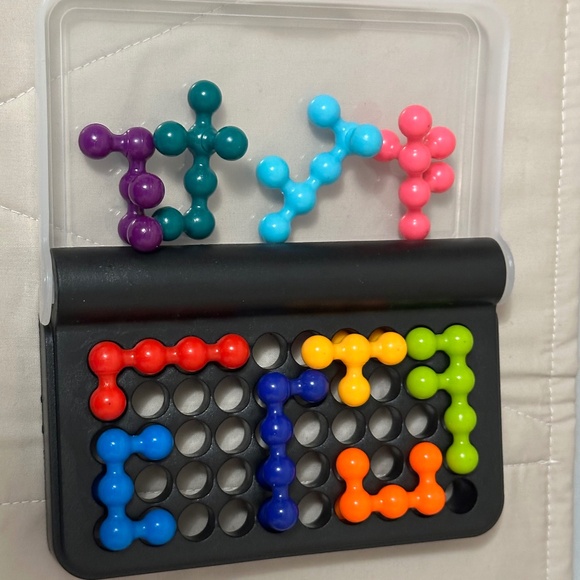 IQ fit. Fun brain teaser/strategy game where you Make the pieces fit together. - Picture 2 of 13